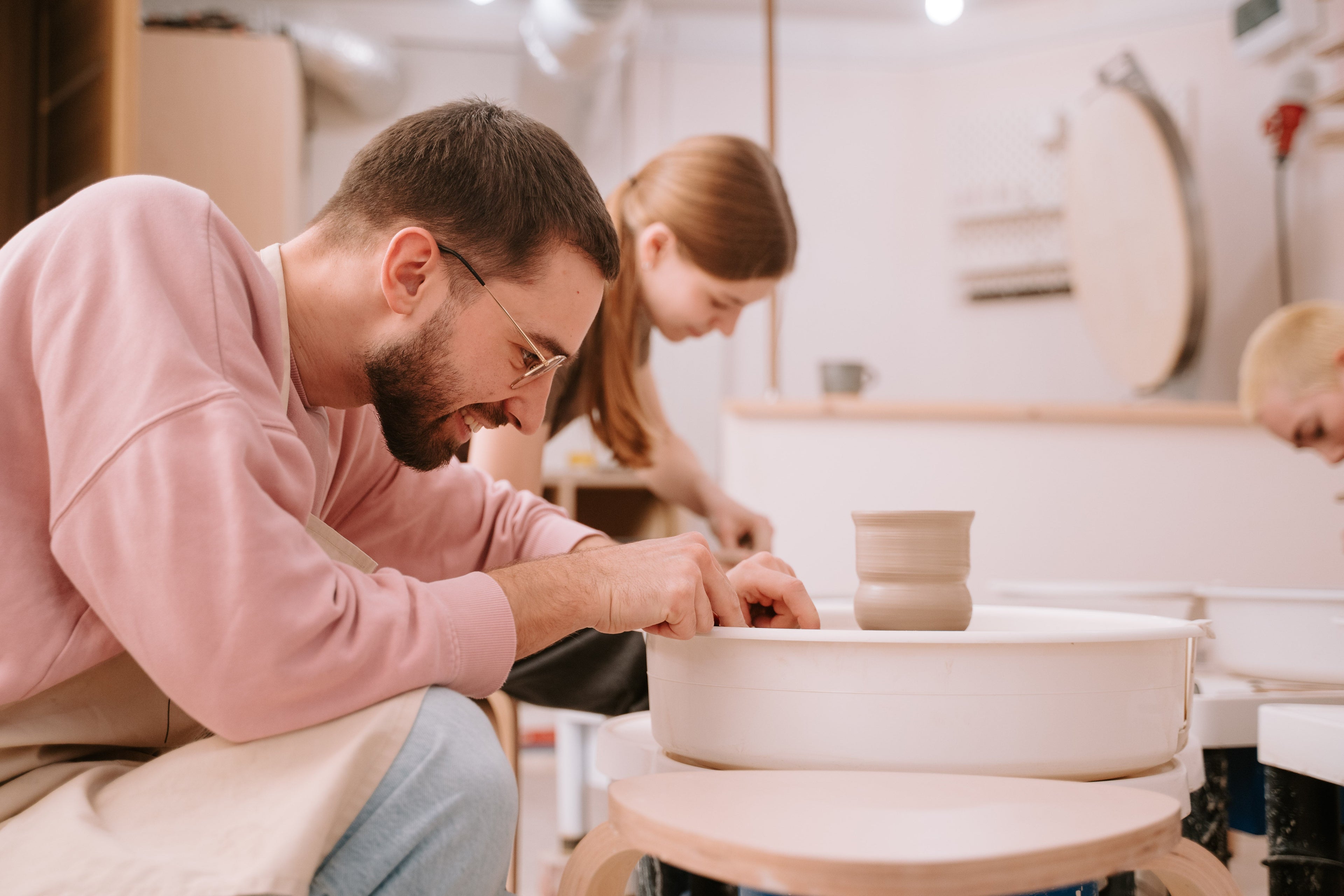 Toczenie czy lepienie – które warsztaty ceramiczne wybrać na początek?